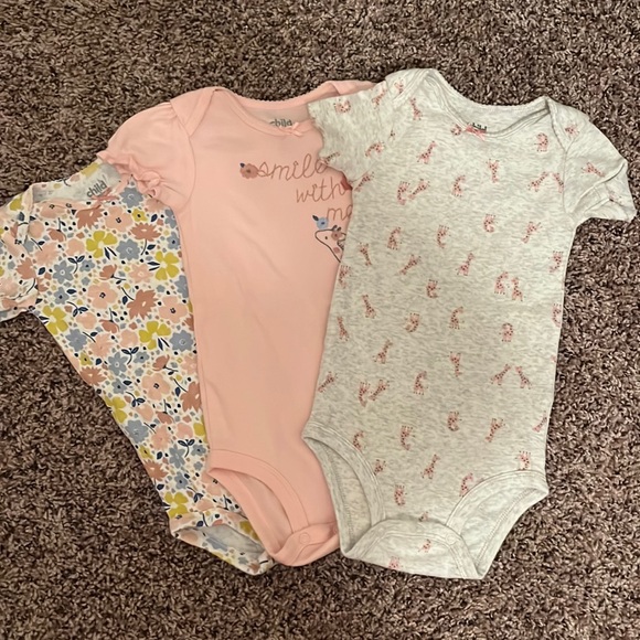 Carter’s Assorted Onesies 3 Pack - Picture 1 of 1